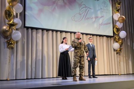Тюменские коммунисты поздравили школьников с "Последним звонком"