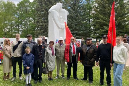 Рязанские коммунисты отметили 80-летие Победы под красными знаменами