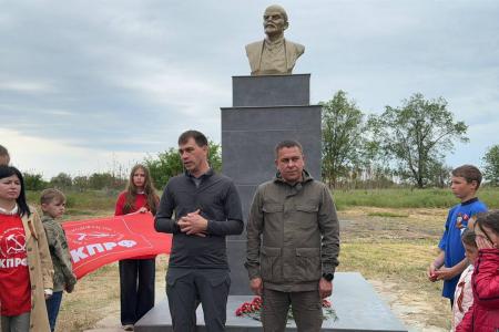 В селе Новософиевка Херсонской области жители собственными силами восстановили памятник Владимиру Ильичу Ленину