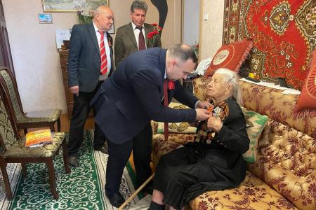 Коммунисты Крыма наградили памятной медалью ветерана Великой Отечественной войны Ларису Игнатьвену Жукову