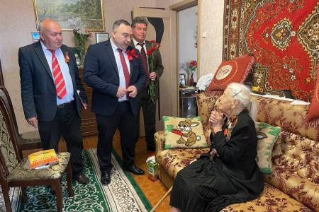 Коммунисты Крыма наградили памятной медалью ветерана Великой Отечественной войны Ларису Игнатьвену Жукову