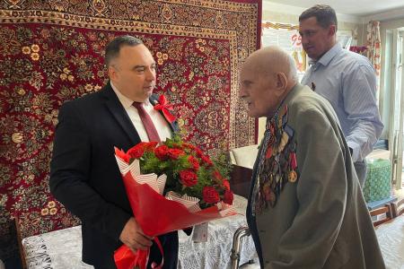 Коммунисты Крыма поздравили с праздником Великой Победы и с Днем Рождения ветерана Великой Отечественной войны Степана Михайловича Крайнюка