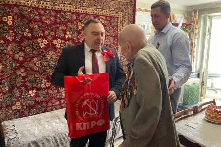 Коммунисты Крыма поздравили с праздником Великой Победы и с Днем Рождения ветерана Великой Отечественной войны Степана Михайловича Крайнюка