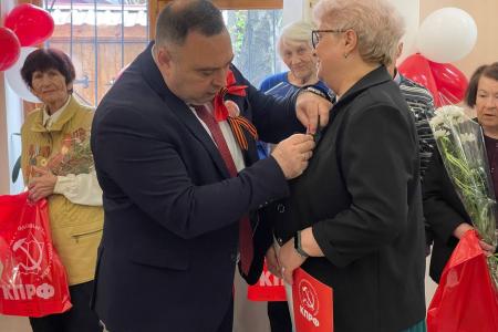 Крымские коммунисты наградили детей и узников войны