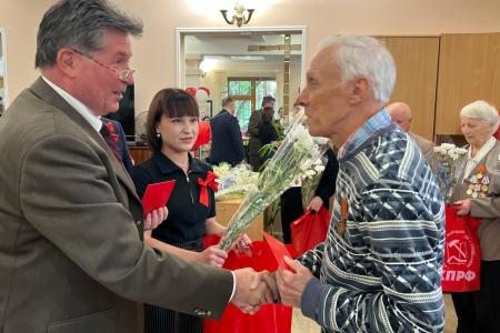 Крымские коммунисты наградили детей и узников войны