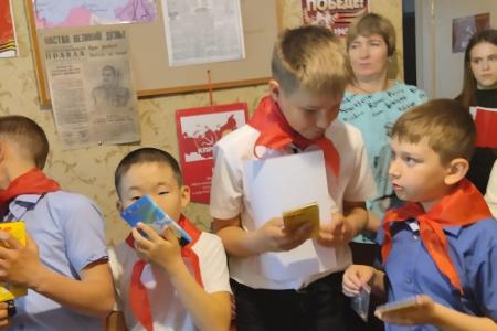 Мы поднимаем алое знамя. День пионерии в Еврейской АО