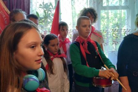 Мы поднимаем алое знамя. День пионерии в Еврейской АО