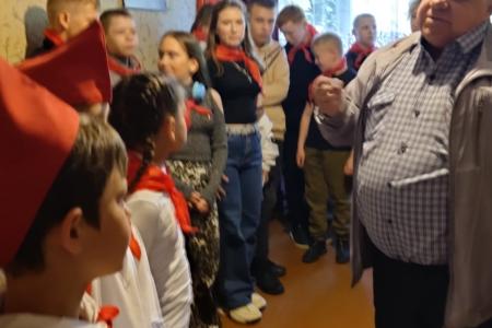 Мы поднимаем алое знамя. День пионерии в Еврейской АО
