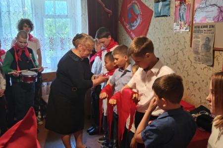 Мы поднимаем алое знамя. День пионерии в Еврейской АО