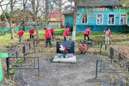 Коммунисты Ленинградской области провели субботник на территории Дома Ульяновых-Елизаровых