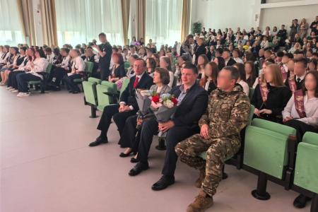 Тюменские коммунисты поздравили школьников с "Последним звонком"