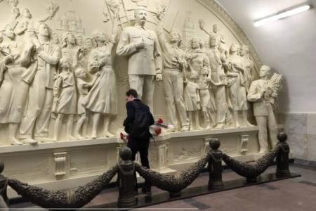 Москвичи и гости столицы несут цветы к восстановленной скульптурной группе с И.В. Сталиным