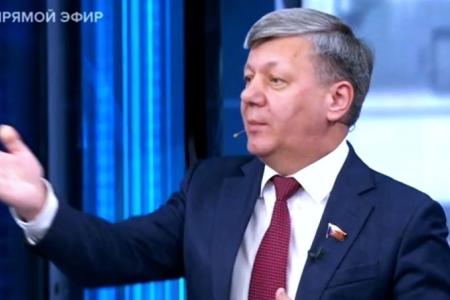 Дмитрий Новиков на Первом канале: “Считаю Трампа с его антикоммунизмом своим идеологическим противником”