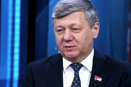 Дмитрий Новиков на Первом канале выразил неприятие практики драпировки Мавзолея Ленина в преддверии Дня Победы