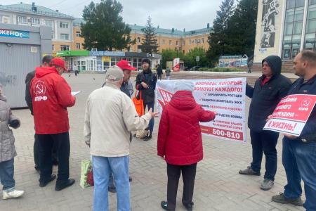 В Омске прошла серия акций «красная палатка», посвященная Народному референдуму КПРФ
