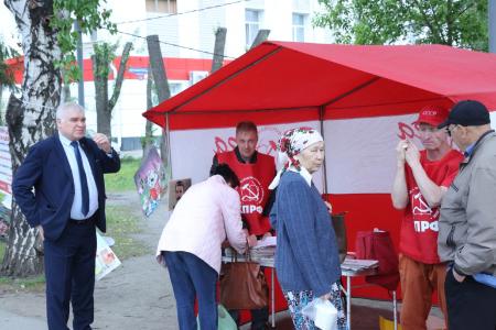 В Омске прошла серия акций «красная палатка», посвященная Народному референдуму КПРФ