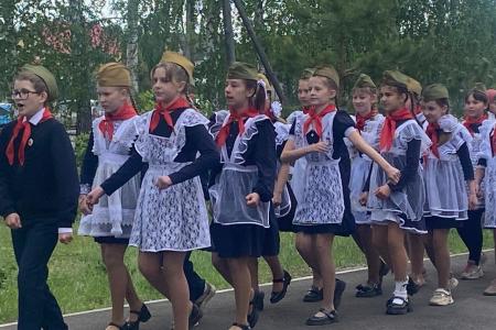 Воронежская область. Знамя с красным галстуком цвета одного