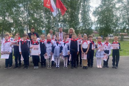 Воронежская область. Знамя с красным галстуком цвета одного