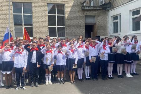 Воронежская область. Знамя с красным галстуком цвета одного