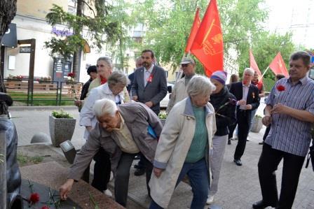 Воронежская область. Знамя с красным галстуком цвета одного