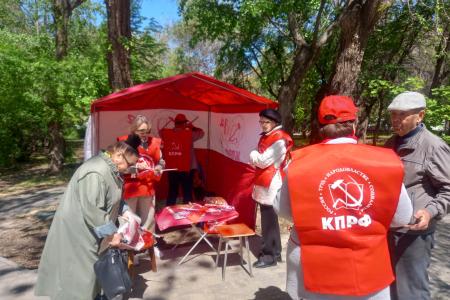 Сталинградская Красная палатка зовет: сделай свой выбор на Народном референдуме КПРФ