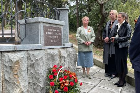 Крымские коммунисты вручили награды коллективу санатория "Форос"
