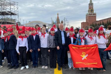 Депутат от Санкт-Петербурга С.М. Пантелеев принял участие в посвящении в пионеры на Красной площади