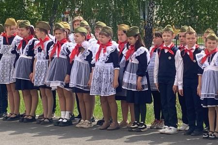 В Воронежской области сотни мальчишек и девчонок стали пионерами, повязав алые галстуки