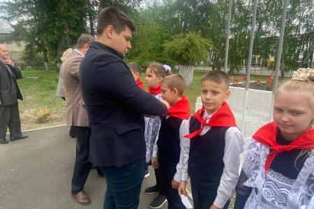 В Воронежской области сотни мальчишек и девчонок стали пионерами, повязав алые галстуки