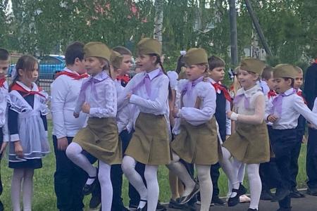 В Воронежской области сотни мальчишек и девчонок стали пионерами, повязав алые галстуки