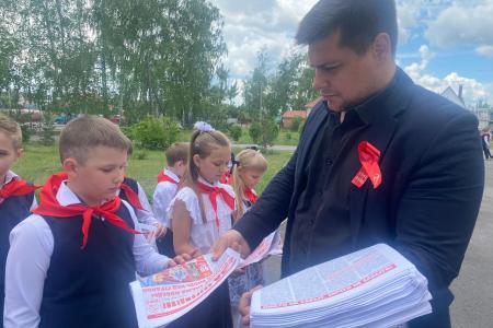 В Воронежской области сотни мальчишек и девчонок стали пионерами, повязав алые галстуки