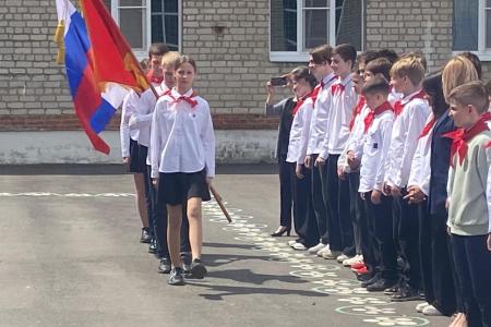 В Воронежской области сотни мальчишек и девчонок стали пионерами, повязав алые галстуки