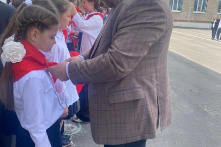 В Воронежской области сотни мальчишек и девчонок стали пионерами, повязав алые галстуки