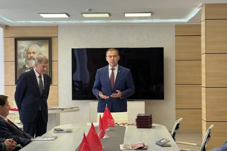 Ю.В. Афонин наградил юбилейными медалями «80 лет Победы» ветеранов Комитета молодежных организаций СССР