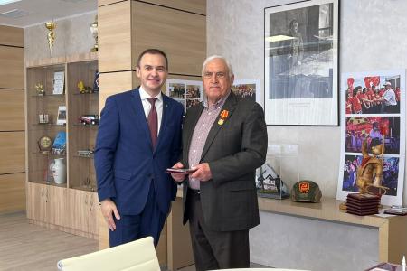 Ю.В. Афонин наградил юбилейными медалями «80 лет Победы» ветеранов Комитета молодежных организаций СССР