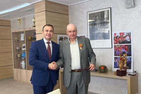 Ю.В. Афонин наградил юбилейными медалями «80 лет Победы» ветеранов Комитета молодежных организаций СССР