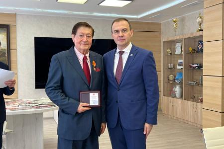Ю.В. Афонин наградил юбилейными медалями «80 лет Победы» ветеранов Комитета молодежных организаций СССР