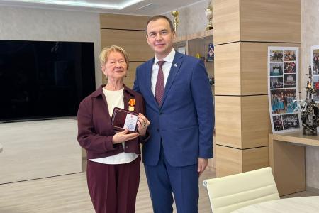Ю.В. Афонин наградил юбилейными медалями «80 лет Победы» ветеранов Комитета молодежных организаций СССР