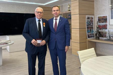 Ю.В. Афонин наградил юбилейными медалями «80 лет Победы» ветеранов Комитета молодежных организаций СССР