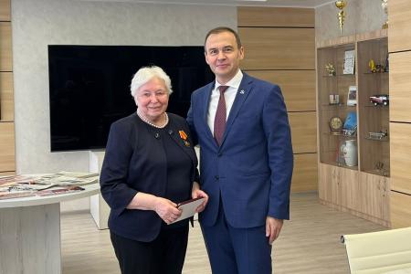 Ю.В. Афонин наградил юбилейными медалями «80 лет Победы» ветеранов Комитета молодежных организаций СССР