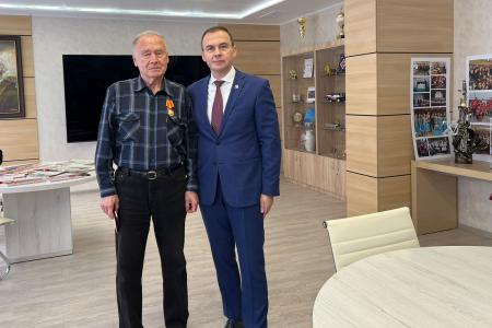 Ю.В. Афонин наградил юбилейными медалями «80 лет Победы» ветеранов Комитета молодежных организаций СССР