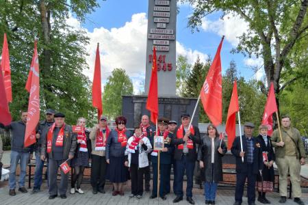 Рязанские коммунисты отметили 80-летие Победы под красными знаменами