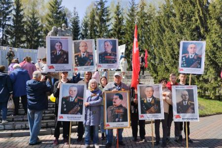Томские коммунисты приняли участие в шествии в честь Дня Победы