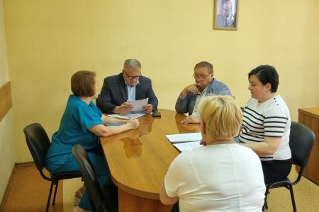 Руководитель фракции КПРФ в Мособлдуме Александр Наумов провел прием граждан в Домодедово и оказал им помощь