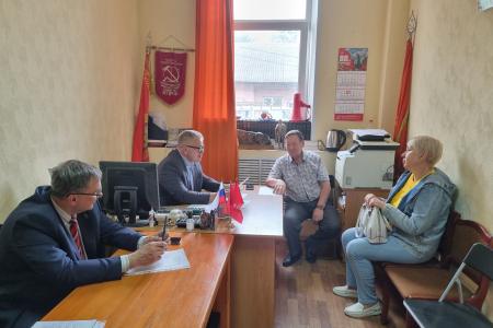 Александр Наумов на приеме жителей в Кашире помог пенсионерам и беженцам из Луганска