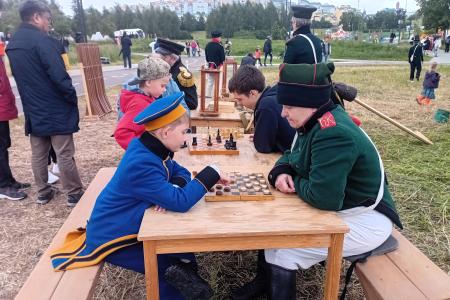 КПРФ провела в Москве экскурсию на историческую реконструкцию 1812 года
