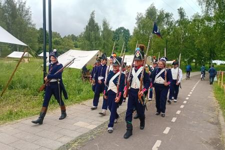 КПРФ провела в Москве экскурсию на историческую реконструкцию 1812 года