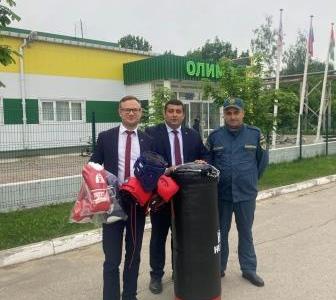 Владимир Исаков передал спортивное оборудование воспитанникам физкультурно-оздоровительного комплекса в Калужской области