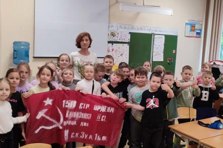 Знамена Победы от новгородских школьников передадут бойцам СВО