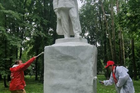 Рязанские коммунисты в канун Дня русского языка провели субботник по ремонту памятника Н.Г. Чернышевскому